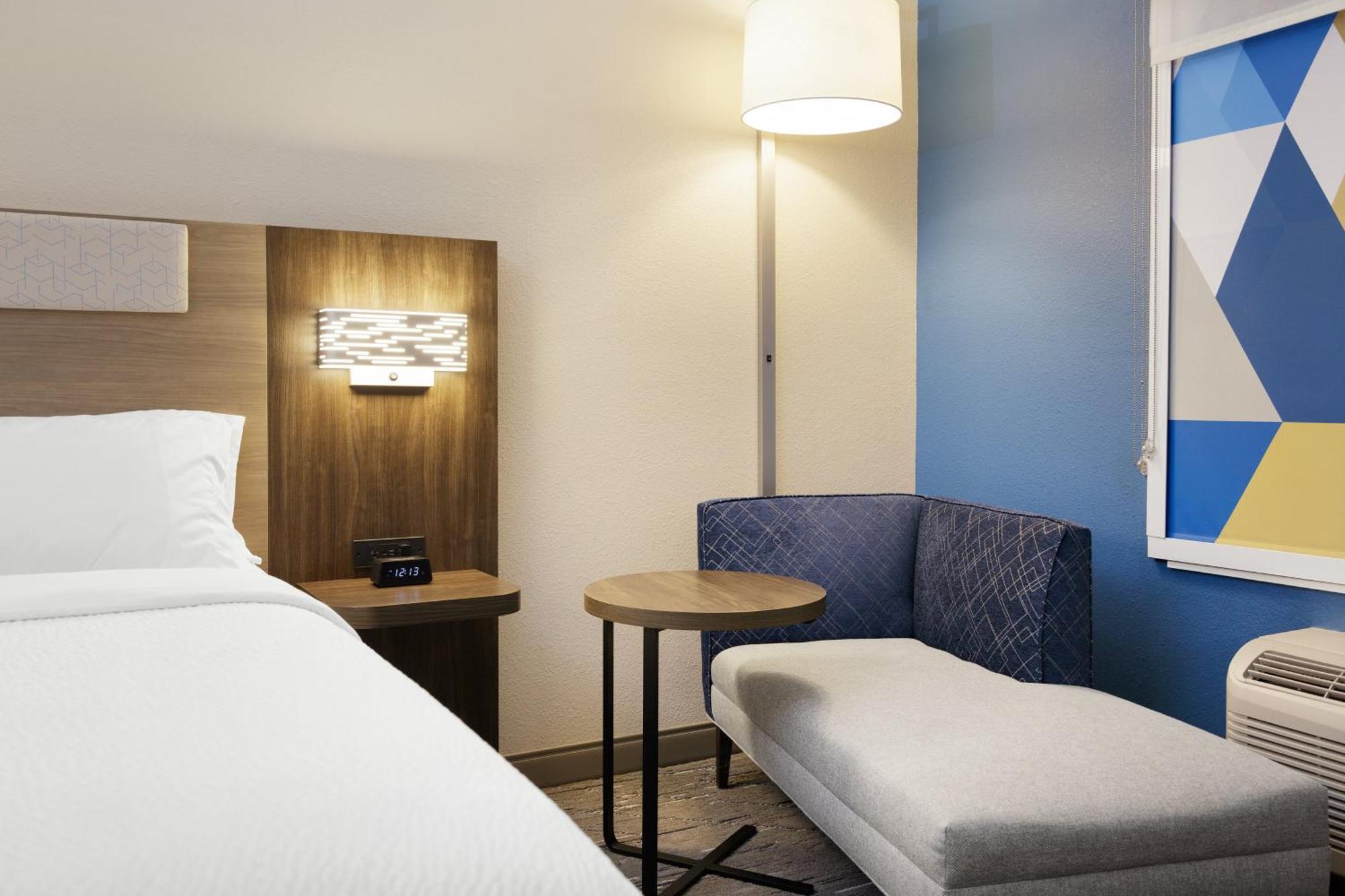 Holiday Inn Express Hotel & Suites Terre Haute By Ihg Exterior foto